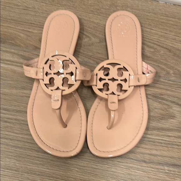 Tory Burch Tan Sandals with Iconic Logo - Picture 1 of 3